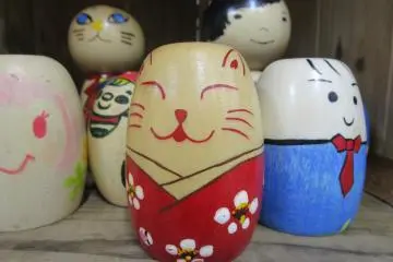 Sample designs to help give visitors ideas for their own dolls