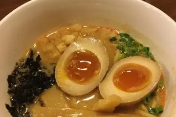 อาหารชุดโอะคุสะมะ (ชุดเด็กเล็ก) ที่มีน้ำซุปอ่อนๆ แต่เต็มไปด้วยรสชาติแต่งหน้ามาด้วยสิ่งที่เด็กๆ ชอบ พร้อมน้ำผลไม้กล่อง 