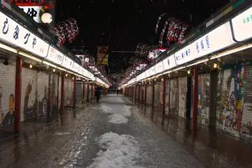 <p>At 6 p.m. the shopping street also decided to take a holiday</p>