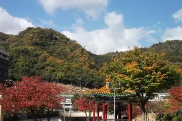 <p>The approach to Shin-Kobe station, with Mount Maya behind</p>