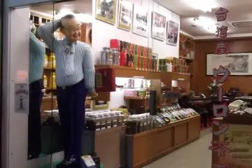 가게와 식당들은 다채롭고 가끔씩 이상한 조각상들로 관심을 끌기 위해 경쟁한다.