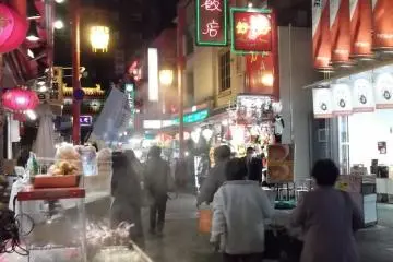 저녁에 전등이 켜지면 길은 컬러풀하고 활기차다