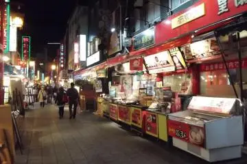 간식거리을 사먹으면서 여러 노점을 들러보는건 재밌다