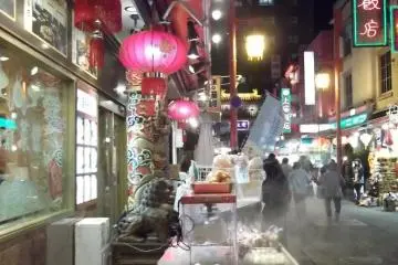 스탠드에 놓여진 맛있어보이는 김나는 음식