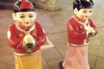 The statues on the plaza are a Nankinmachi landmark