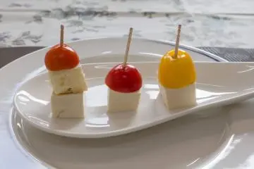 Du tofu frais avec un peu de fromage à pâte molle sur un pique !
