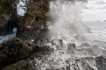 Des vagues se brisant sur les rochers