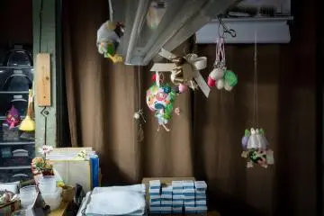 A l'intérieur de la boutique de souvenirs Yes Factory