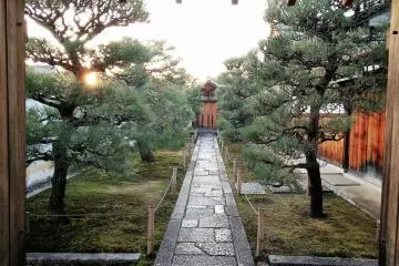 ภายในบริเวณกลุ่มวัดไดโตะคุ-จิ สวยงามและสงบร่มรื่น น่าเดินเล่น