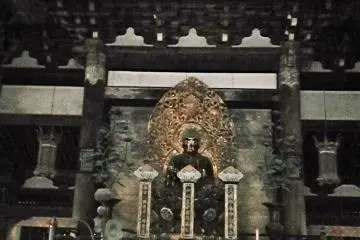 พระพุทธภายในอาคารบุซึตเด็น 