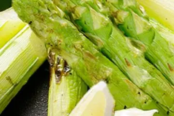 It is not only seafood--crisp asparagus and other veggies are served (Photo: Hanako)