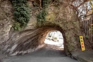 Quelques minutes plus tard, vous passerez dans un passage étroit creusé dans la falaise