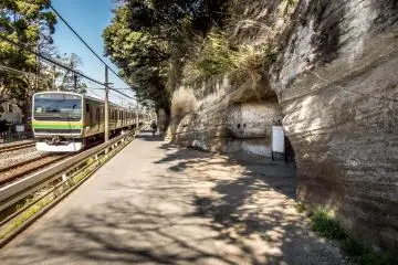 Après avoir quitté la station Kita-Kamakura, tournez à gauche (direction ouest), où la première partie de ce chemin de randonnée se trouve en parallèle avec la ligne JR Yokosuka
