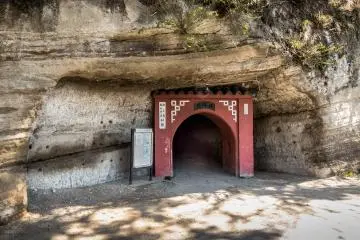En face de la voie ferrée se trouve un petit tunnel rouge