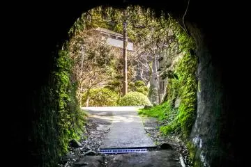Cet étroit tunnel conduit à une zone résidentielle calme