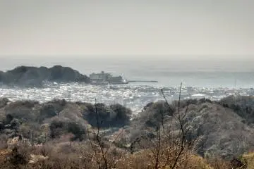 En regardant vers la plage Yugahama