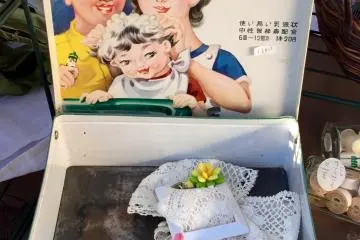 A retro shampoo ad