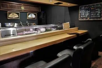 Les amoureux des sushi peuvent choisir de s'installer au comptoir