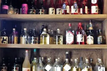 Les locaux laissent leurs propres bouteilles ici
