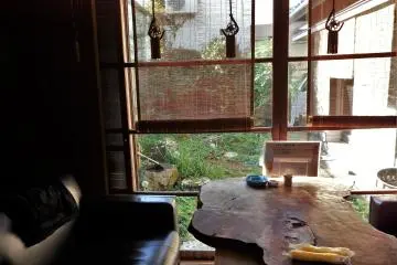 Table avec vue sur un petit jardin intérieur