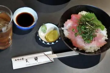 Les sashimi donburi frais sont une spécialiré