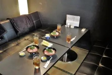 En plus de la table installée au rez-de-chaussée, on trouve des sièges sur tatami pouvant accueillir jusqu'à 40 personnes au premier étage.