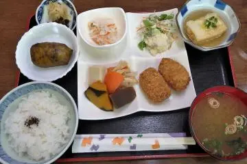 Mencoba Kaachan Teishoku yang luar biasa ini hanya dengan harga ¥800 