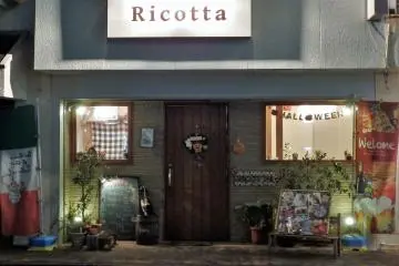 Pizzeria Koma & Ricotta berlokasi di kompleks yang sama, dekat dengan stasiun