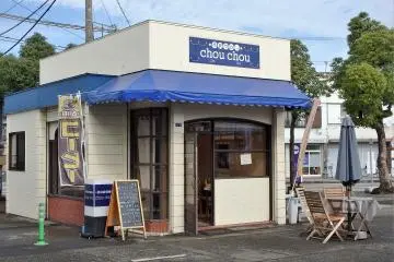 Duduk di luar Chou Chou sembari menunggu kereta