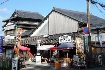 Kawanhara Yokocho adalah sebuat tempat yang terdiri dari 5 toko cenderamata, produk-produk buatan lokal, kedai kopi, jus mikan dan masih banyak lagi
