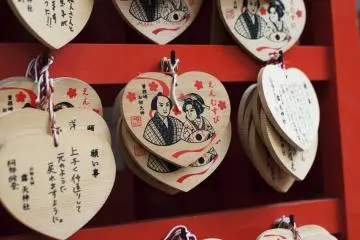 이 곳에서는 하트 모양의 에마(소원을 적어서 걸어두는 나무)를 살 수 있다.