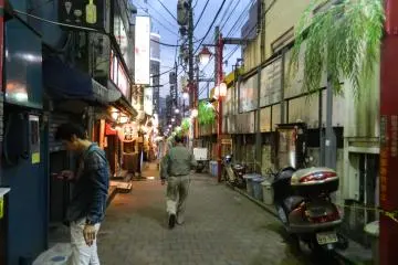 This alley is right alongside the tracks