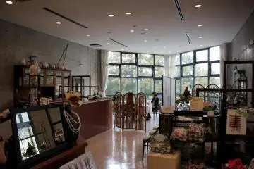 The tearoom and shop are also very pleasant