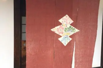 The noren curtain is the only way to recognize the shop if you don't read kanji