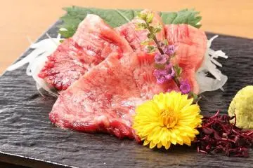Basashi - raw horse sashimi (Photo: Basashiya Masashi)