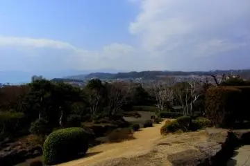 The highest point looks out over Sagami Bay and the Hakone Mountains