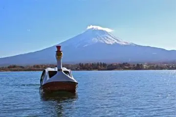 Take a boat ride at the lake "Kawaguchiko," Yamanashi Prefecture. (Photo: <a href="http://en.japantravel.com/yamanashi/swan-boat-rental-lake-kawaguchiko/17333" target="_blank" rel="noreferrer noopener nofollow">Jessica A. Paje</a>)