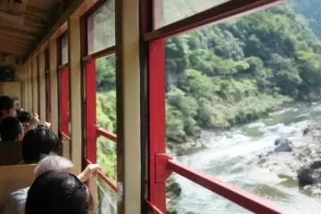 Sagano Romance Train in Kyoto. (Photo: <a href="http://en.japantravel.com/kyoto/sagano-train/23716" target="_blank" rel="noreferrer noopener nofollow">Febry Fawzi</a>)