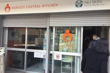 A l'extérieur de la nouvelle Cuisine Centrale de Second Harvest Japan