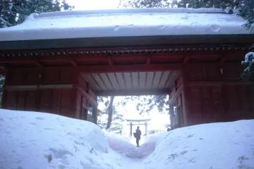 Start your winter walk at Zuishin Gate in Toge Village