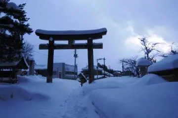 When the sun disappears, the snowy landscape looks even colder