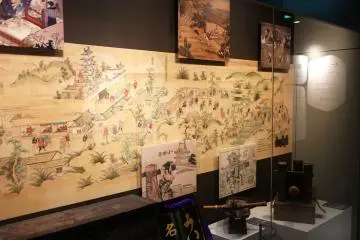 Sangat mengagumkan karya seni kuno di pajang di dalam kastil 
