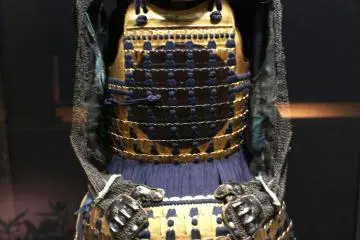 Satu pake armor tradisional yang digunkan samurai untuk berperang 