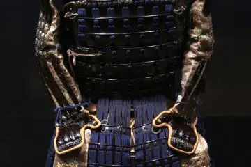 Armor tradisional dengan penutup kepala yang spesial 