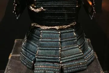 Sebuah contoh badan dan armor bahu yang digunakan pada era tersebut 