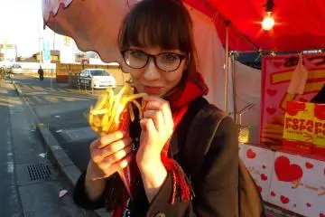 Menikmati makanan di festival