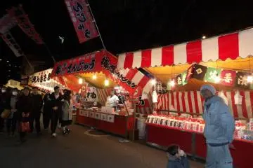 Ayam goreng dan permen buah adalah makanan yang paling populer di festival