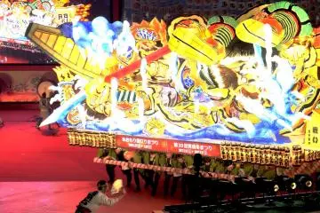 คืนของการแสดงเนะบุทะจะมีรถแห่ที่ประดับประดาด้วยดวงไฟบนเวทีหลัก