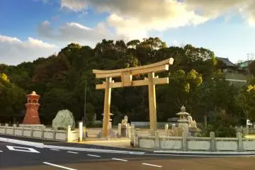 Tamao Hachiman Shrine has a grandiose plaza in front of it.