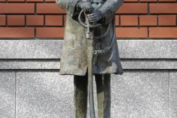 Statue of the young Germany physician Philipp Franz von Siebold during his first stay in Japan (1823-29) (Photo: <a href="http://commons.wikimedia.org/wiki/File:Young_Siebold_in_Nagasaki.JPG" target="_blank" rel="noreferrer noopener nofollow">Wolfgang Michel</a>)